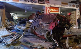 Kaldırıma çarpan otomobil, ayakkabı mağazasına uçtu: 5 yaralı