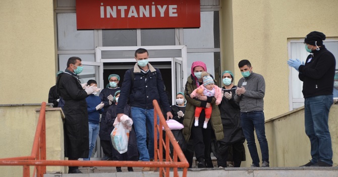 Yüksekova'da Koronavirüsü yenen 3 hasta alkışlarla taburcu edildi