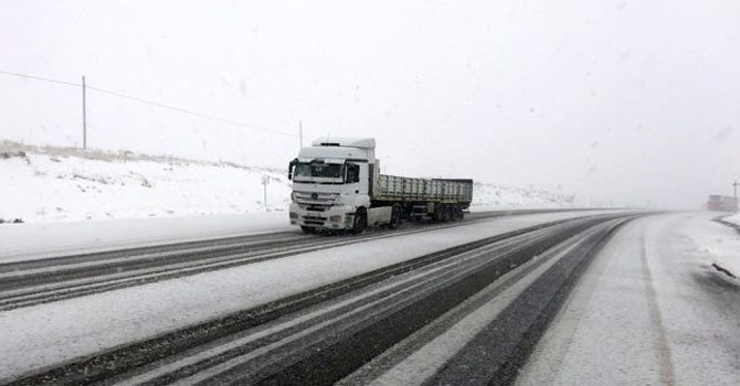 2225 rakımlı Kurubaş Geçidi'nde kar yağışı