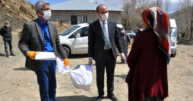 Yüksekova Esendere belediyesinden 500 aileye gıda yardımı