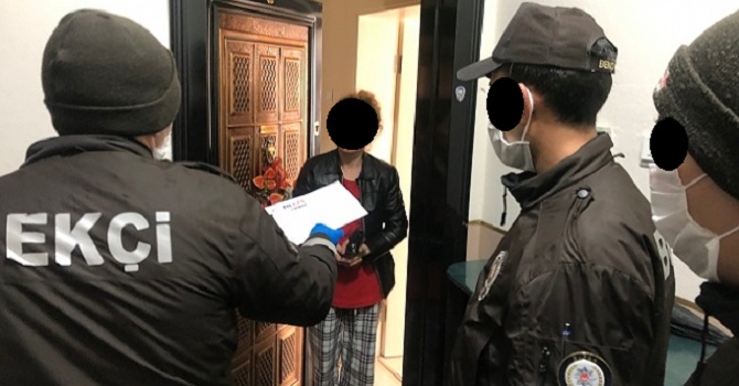 Kapı kapı yardım dağıtan bekçi korona çıktı