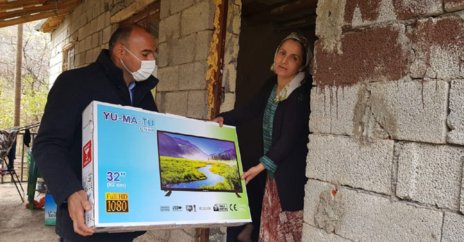 Başkan Dündar’dan derslerini takip edemeyen öğrencilere televizyon 