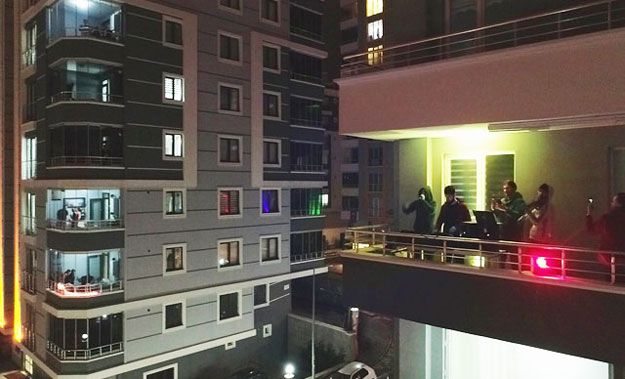 Balkondan bilgi yarışması yaptılar