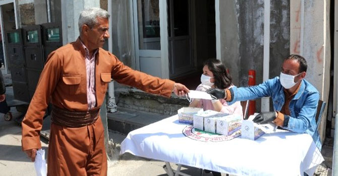 Çukurca Belediyesinden vatandaşlara maske