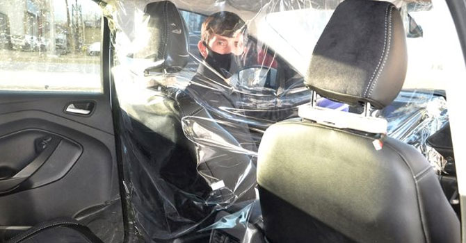 Yüksekovalı taksiciden korona virüse karşı brandalı tedbir