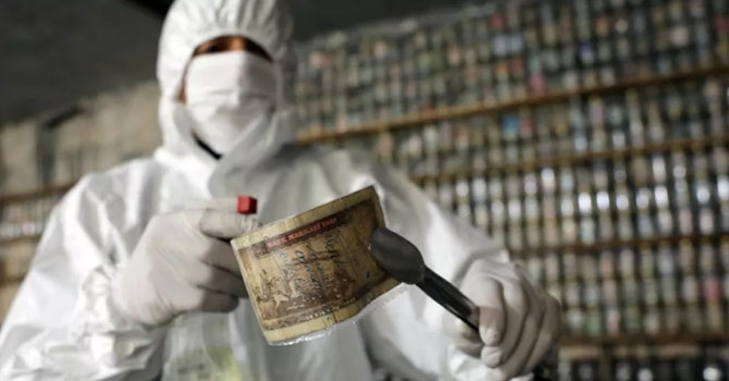 Virüse karşı müzesindeki 4 ton parayı dezenfekte etti