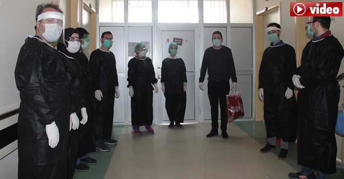 Hakkari'de koronavirüs tedavisi biten 1 kişi, alkışlarla taburcu oldu