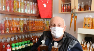 50 yıldır biriktirdiği kolonyaları dağıtacak