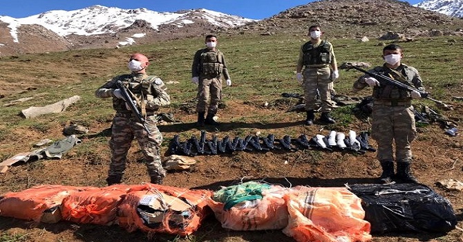 Şemdinli'de pompalı tüfek ve 2 bin 810 paket kaçak sigara ele geçirildi