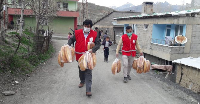Kızılay Hakkari'de 100 aileye ekmek dağıttı!