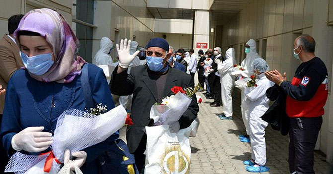 Corona virüs tedavisi gören aynı aileden 10 kişi, alkışlarla taburcu oldu