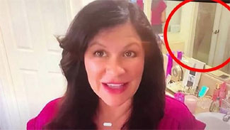 Banyodan canlı yayında duştaki eşi görüntülendi