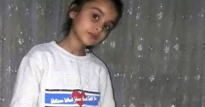 Eşinin boğazını kestiği için tutuklanan adam tahliyesinin ardından 9 yaşındaki kızını döverek öldürdü