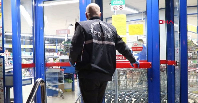 Kasiyeri 'kola'yla etkisiz hale getirip paraları çaldı