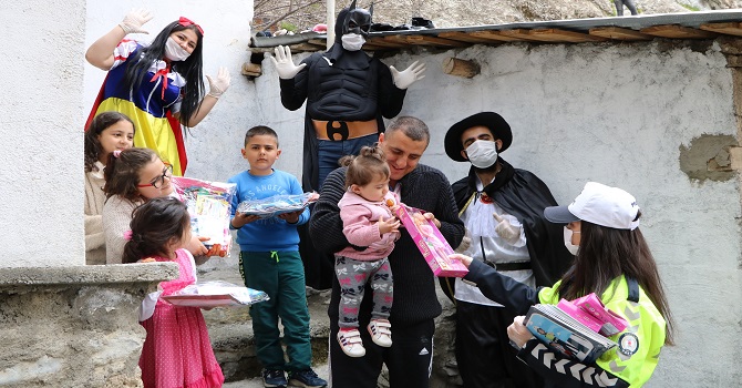 Hakkari Polisi 23 Nisanda çocukları sevindirdi