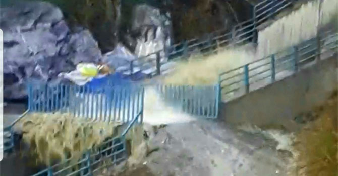 Hakkari'de yağmur yağışıyla dere taştı