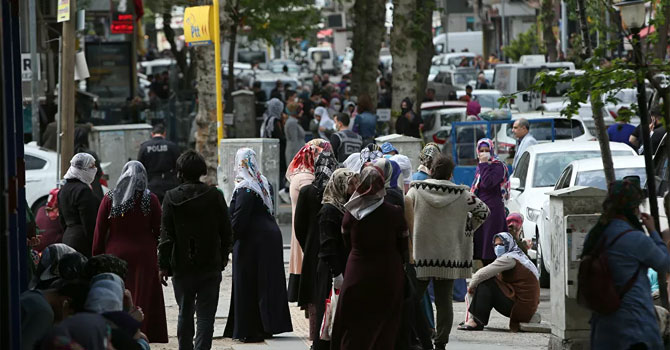 Ramazan alışverişi koronavirüs dinlemedi: Sokaklar doldu taştı