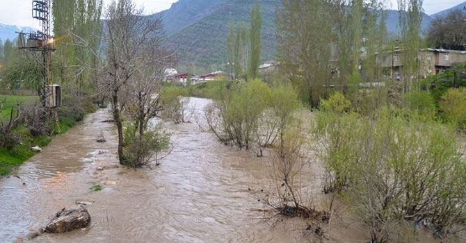 Aşırı yağışlardan yollar kapandı