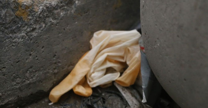 Sokaklara atılan maske ve eldivenler virüs taşıyor