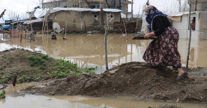 Yüksekova'da sağanak çok sayıda evde su baskınına neden oldu