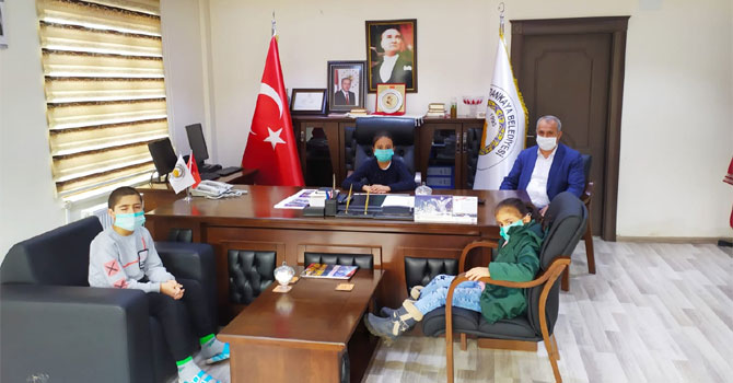 Maskesini taktı Başkan Demirci'nin makamına oturdu!