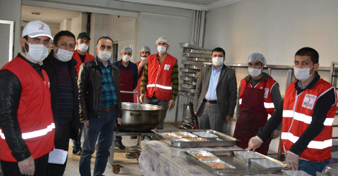 Hakkari Kızılay'ından 350 aileye iftar yemeği  