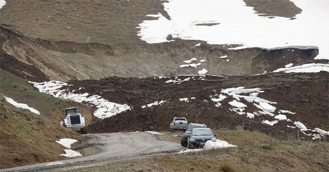 Yüksekova'da heyelan: 11 köy ve mezranın yolu kapandı