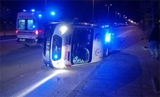 Otomobille çarpışan ambulans devrildi: 3 yaralı