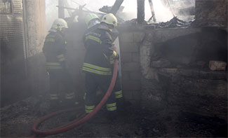 İftar için ekmek yaparkan odunluğu yaktılar