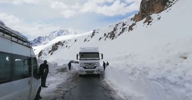 Çığın kapattığı Van-Bahçesaray karayolu, tek şeritten ulaşıma açıldı
