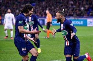 Fransa'da profesyonel futbola en az Eylül'e dek nokta kondu ve sezon bitmiş oldu