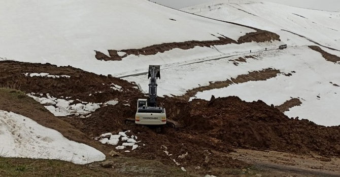 Heyelanın kapattığı yol tekrar ulaşıma açıldı