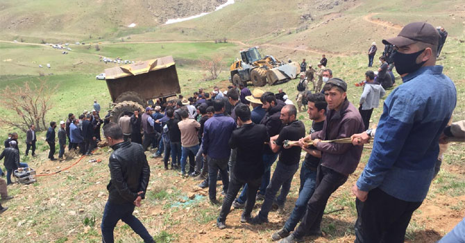 Yüksekova'da pancarcıları taşıyan traktör devrildi!