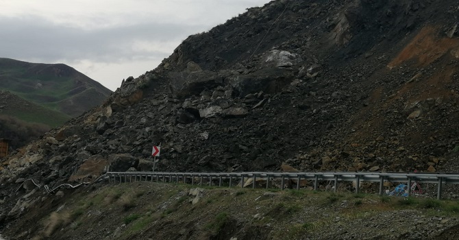 Hakkari-Yüksekova kara yolu ulaşıma kapandı