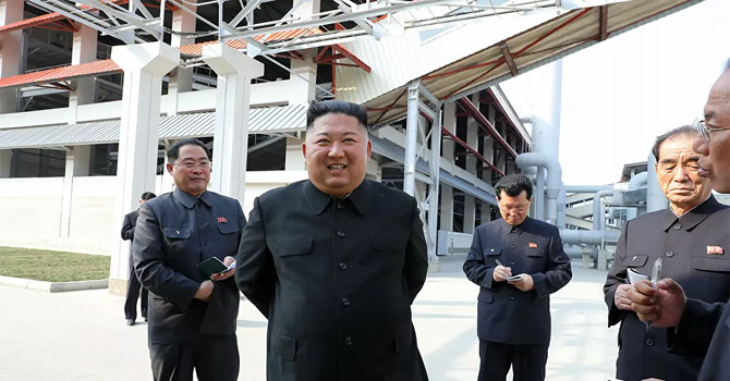Haftalardır ortada görünmemesi çeşitli spekülasyonlara neden olan Kuzey Kore lideri Kim Jong-un'un Cuma günü gübre fabrikası açılışına katıldığı bildirildi.