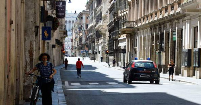 İtalya'da sokağa çıkma kısıtlamaları bugünden itibaren kalkmaya başlıyor