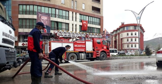 İtfaiye ekibi caddeleri dezenfekte etti