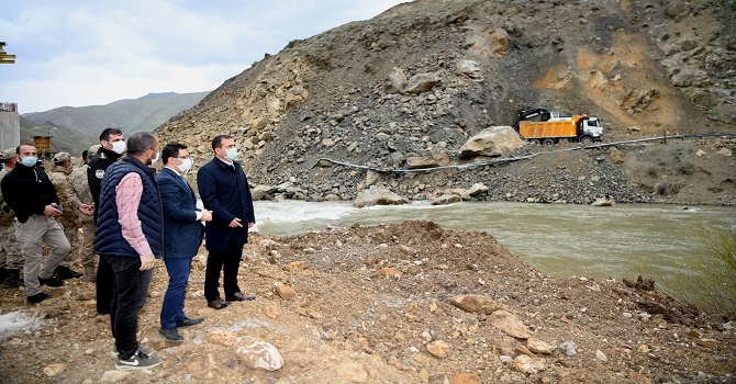 Vali Akbıyık, Yüksekova'daki heyelan bölgesinde incelemelerde bulundu