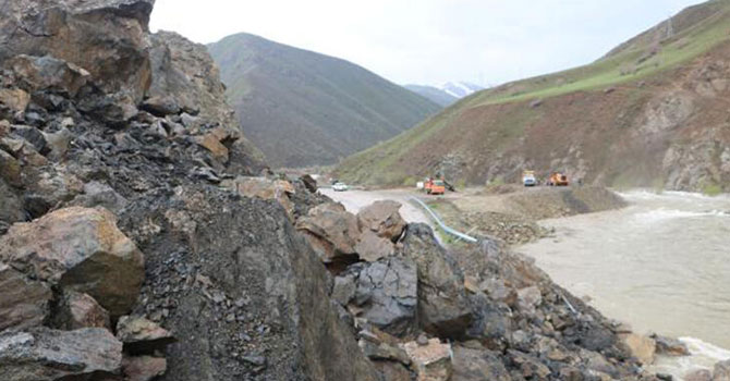 Yüksekova - Hakkari -Van yolu 4 gündür kapalı