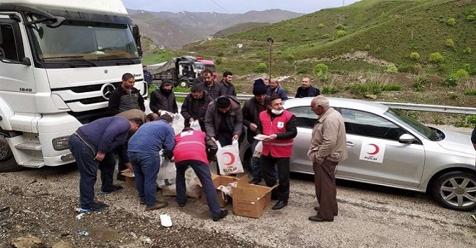 Hakkari'de yolda kalan şoförlere Türk Kızılaydan iftar