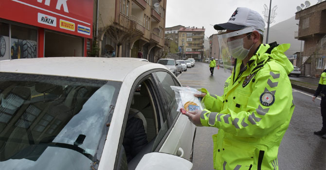 Hakkari'de trafik ekipleri kuralları hatırlatıp maske dağıttı