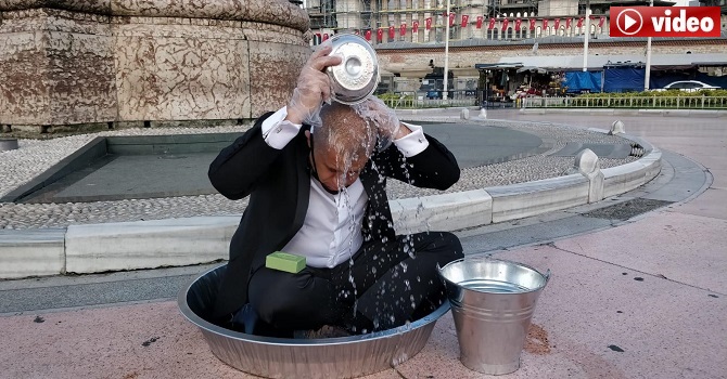 Hakkarili Aydın Aydın, Taksim’in göbeğinde leğende yıkandı
