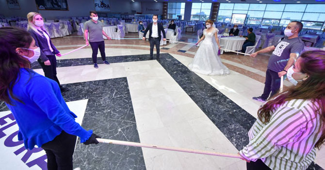 Düğünlerde sosyal mesafe çubuğuyla halay önerisi