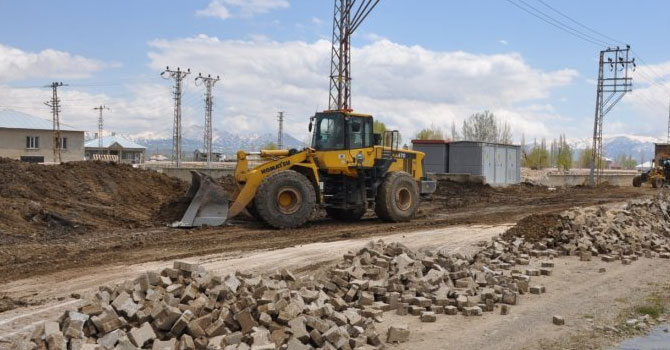 Yüksekova'da yol çalışmaları başladı