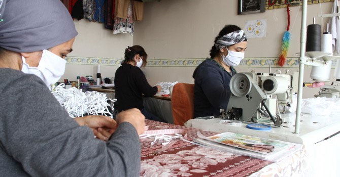 Diyarbakır’da 3 kadın ücretsiz maske üretimine başladı