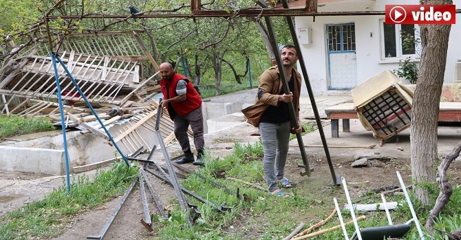 Hakkari'de Fırtına ağaçları kökünden söktü, çatıları uçurdu