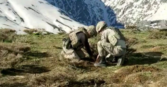 Hakkari'de patlayıcı madde ve silah ele geçirildi