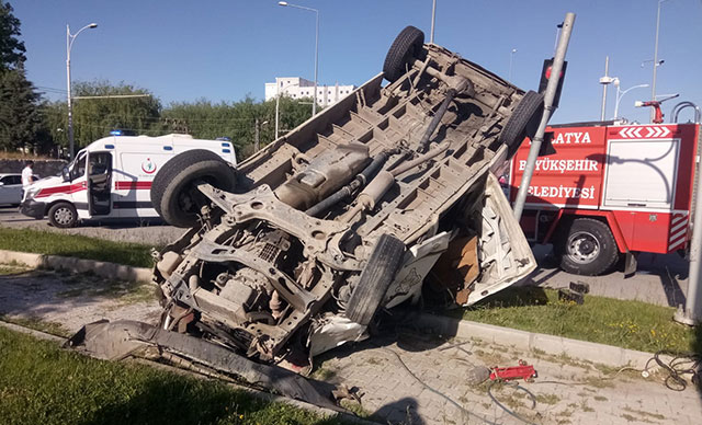 Malatya'da minibüs ile otomobil çarpıştı: 3 yaralı