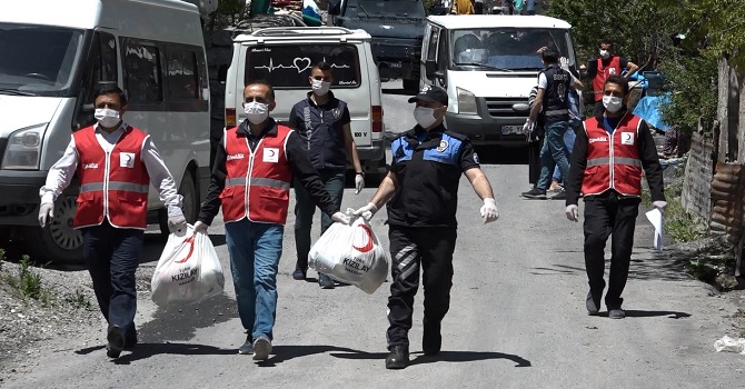 Hakkari Kızılay'dan ailelere Ramazan yardımı