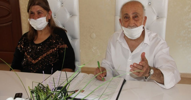 30 yıl önce ayrıldığı eşiyle yeniden nikah masasına oturdu